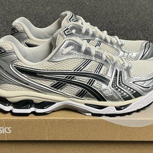 KITH ASICS GEL-KAYANO14 CREAM/SCARAB IN HAND SIZE 10.5